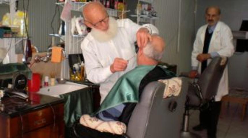 Ardeşenli Berber Rıfkı Dede, sa&ccedil;ı az olan m&uuml;şteriden az &uuml;cret alıyor