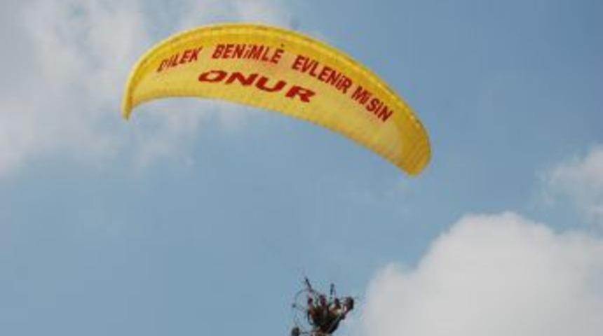 Paramotorla evlilik teklifi yaptı