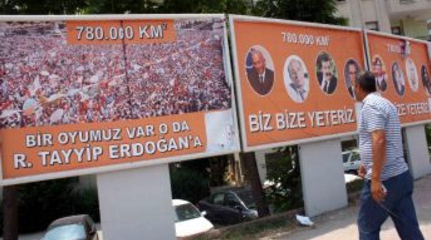 Mersin&rsquo;deki korsan afişleri sahiplenen olmadı