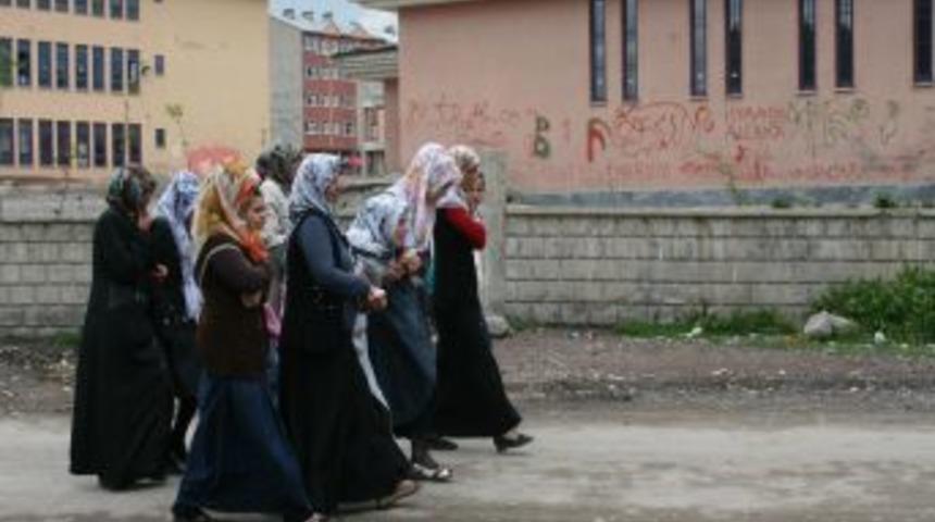 Kaza'da &ouml;len yeni evli &ccedil;iftin cenazesi toprağa verildi