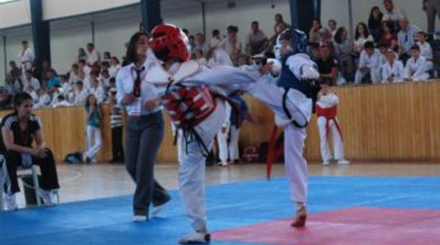 Taekwondo takımları Dursunbey'de buluştu