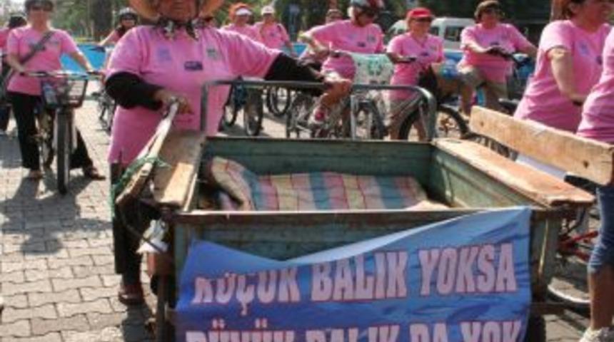 K&uuml;&ccedil;&uuml;k &ccedil;ocuk ile yaşlı kadın bisiklet s&uuml;rerek &ccedil;evreye dikkat &ccedil;ekti