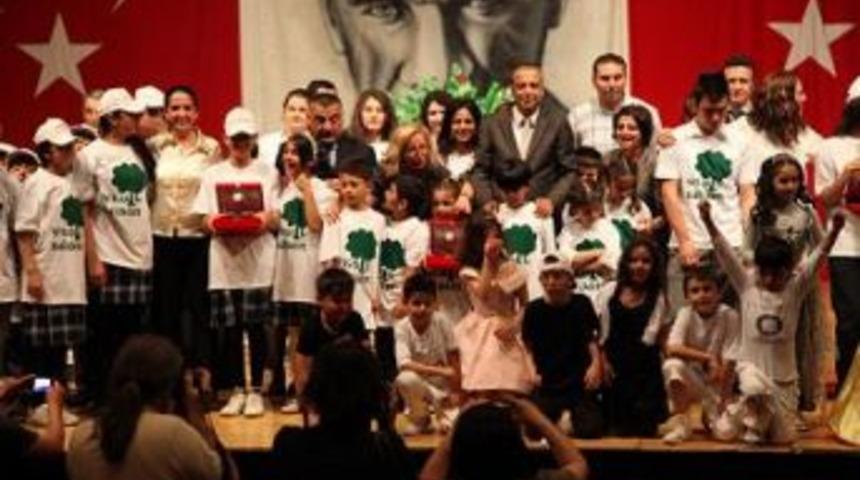 Ataşehir&rsquo;de &ccedil;evre &ouml;d&uuml;lleri dağıtıldı