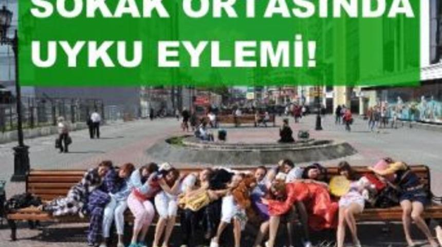 Pijamalarıyla Sokak Ortasında Uyudular!