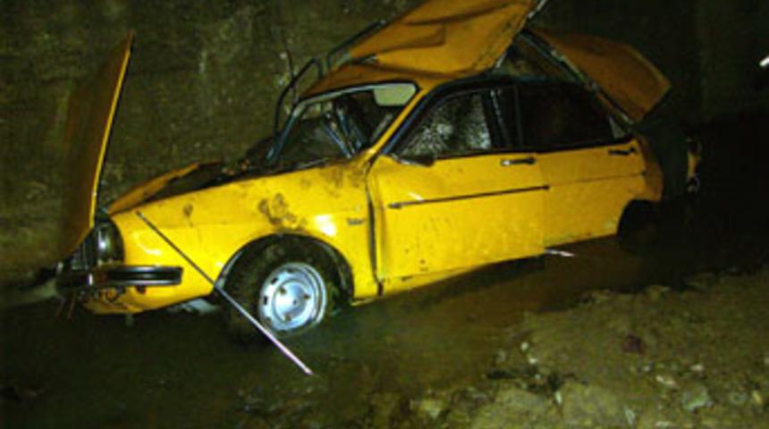 Otomobil k&ouml;pr&uuml;den u&ccedil;tu: 2 &ouml;l&uuml;