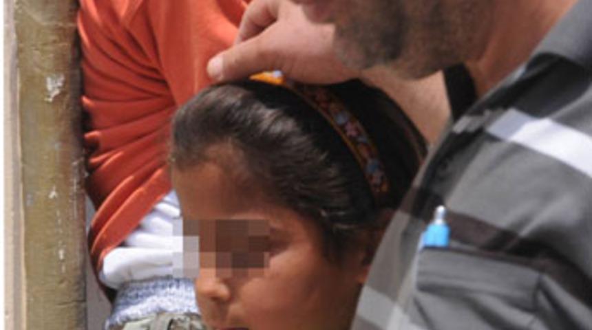 K&uuml;&ccedil;&uuml;k kıza bı&ccedil;aklı taciz