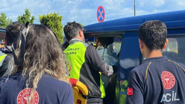 Panelvan minibüs SUV araca çarptı: 1 yaralı 4