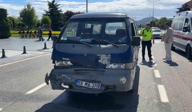 Panelvan minibüs SUV araca çarptı: 1 yaralı 2