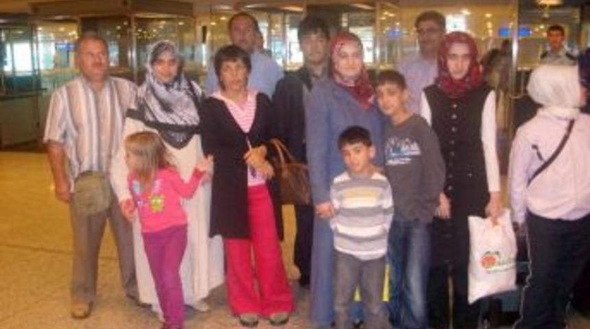 Onbin kilometreden oy kullanmak i&ccedil;in İstanbul&rsquo;a geldiler