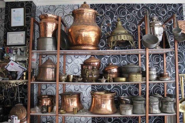 Yılların eskittiği bakırlar 45 yıllık ustanın ellerinde parlıyor 3