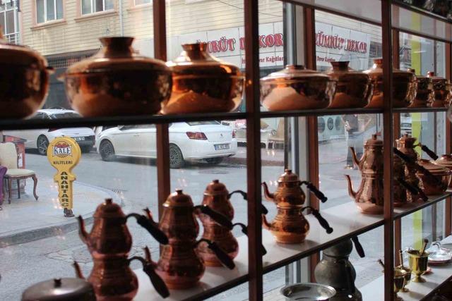 Yılların eskittiği bakırlar 45 yıllık ustanın ellerinde parlıyor 1