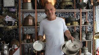 Yılların eskittiği bakırlar 45 yıllık ustanın ellerinde parlıyor