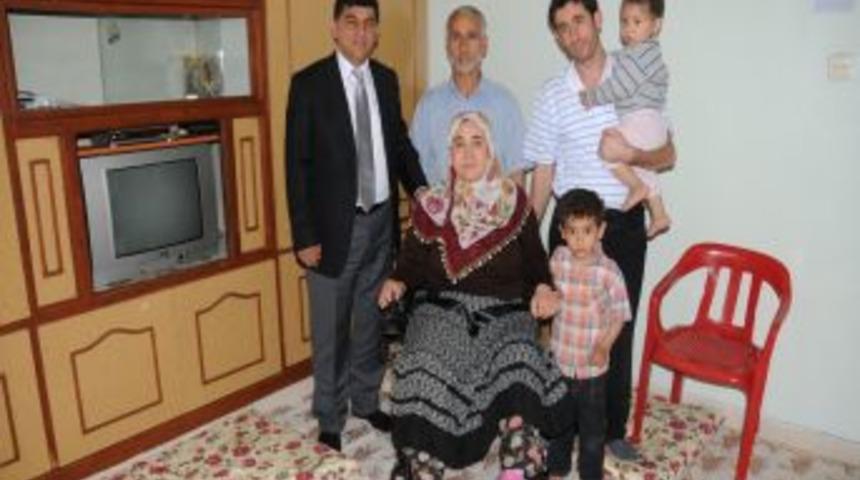 Y&uuml;r&uuml;yemeyen kadına başkan yardım etti