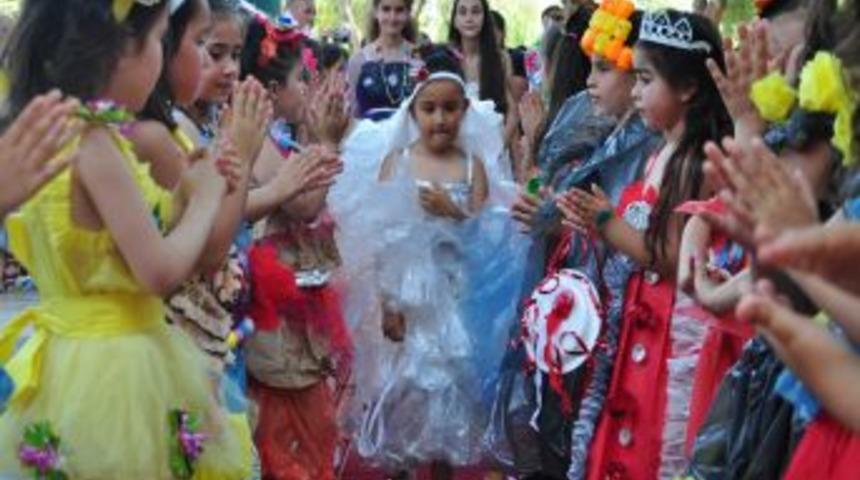 &Ccedil;evre kirliliğine, &ccedil;&ouml;p elbiselerle dikkat &ccedil;ektiler