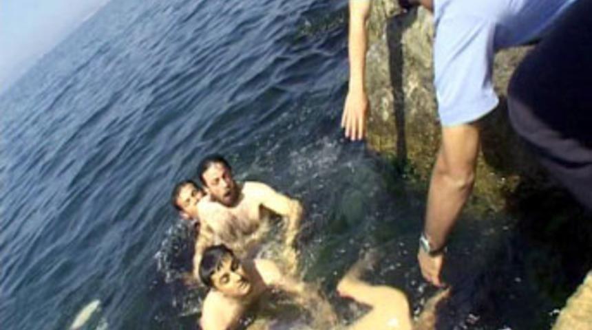 Kamerayı bırakıp mucize kurtarışa daldı