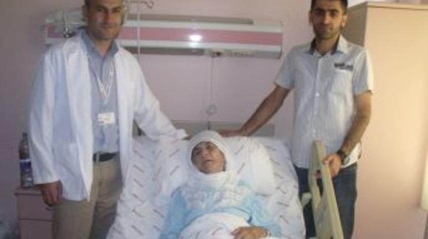 Organları ters tarafta bulunan 83 yaşındaki kadına başarılı ameliyat