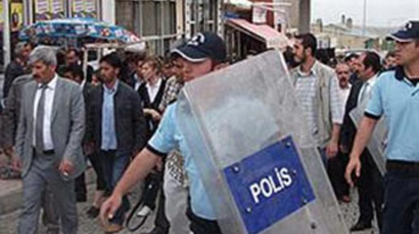 AK Partililer'e taşlı saldırı