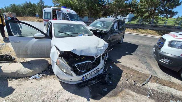 Eskişehir’de hafif ticari araç ile otomobil çarpıştı: 3’ü çocuk 7 yaralı 4