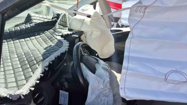 Eskişehir’de hafif ticari araç ile otomobil çarpıştı: 3’ü çocuk 7 yaralı 3