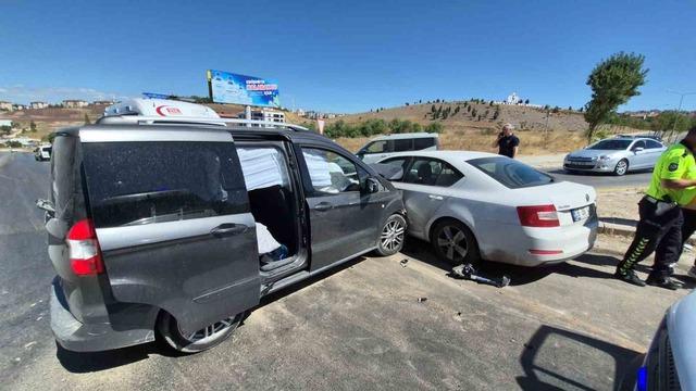 Eskişehir’de hafif ticari araç ile otomobil çarpıştı: 3’ü çocuk 7 yaralı 2
