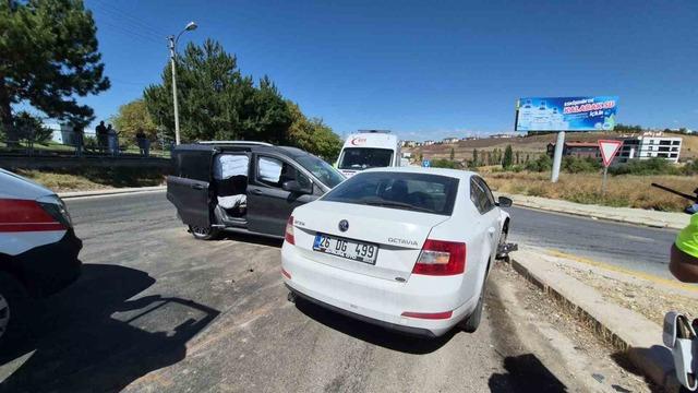Eskişehir’de hafif ticari araç ile otomobil çarpıştı: 3’ü çocuk 7 yaralı 1