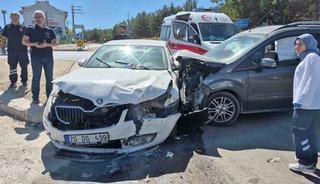 Eskişehir&rsquo;de hafif ticari ara&ccedil; ile otomobil &ccedil;arpıştı: 3&rsquo;&uuml; &ccedil;ocuk 7 yaralı