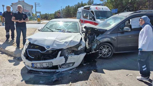 Eskişehir’de hafif ticari araç ile otomobil çarpıştı: 3’ü çocuk 7 yaralı