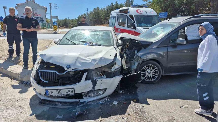 Eskişehir&rsquo;de hafif ticari ara&ccedil; ile otomobil &ccedil;arpıştı: 3&rsquo;&uuml; &ccedil;ocuk 7 yaralı