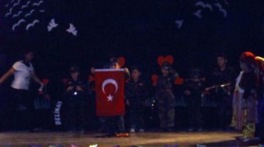 Anaokulu &ouml;ğrencilerinin '&Ccedil;anakkale Ge&ccedil;ilmez' oyunu ayakta alkışlandı