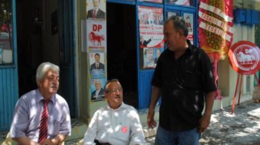 DP'liler, Taşağıl'da ziyarete gelenlere T&uuml;rk kahvesi i&ccedil;irmeden bırakmıyor