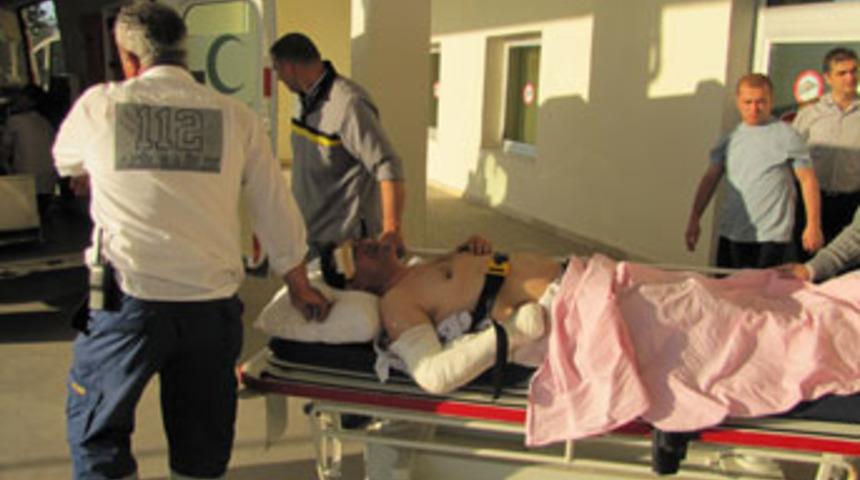 Yolcu otob&uuml;s&uuml; devrildi; 52 yaralı