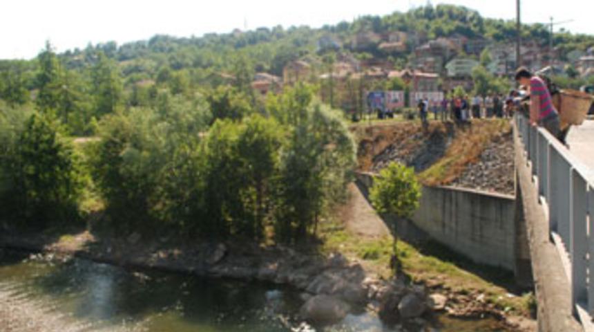 Serinlemek i&ccedil;in girdiği nehirde boğuldu