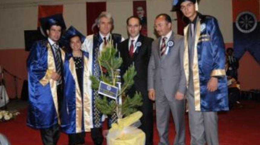 Ardahan &Uuml;niversite'nde mezuniyet sevinci