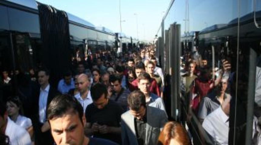 Metrob&uuml;s arızalandı, yolcular yaya kaldı