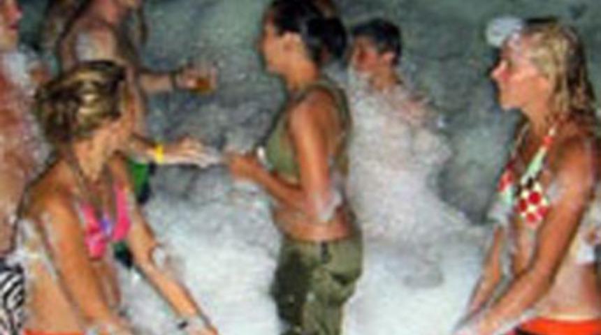 K&ouml;p&uuml;kl&uuml; eğlence geri d&ouml;nd&uuml;