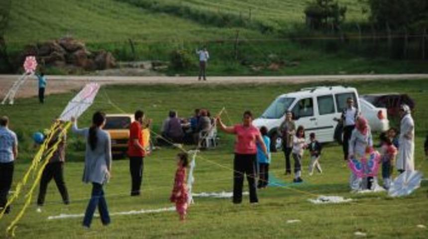 Veliler, çocuklarıyla birlikte uçurtma uçurdu