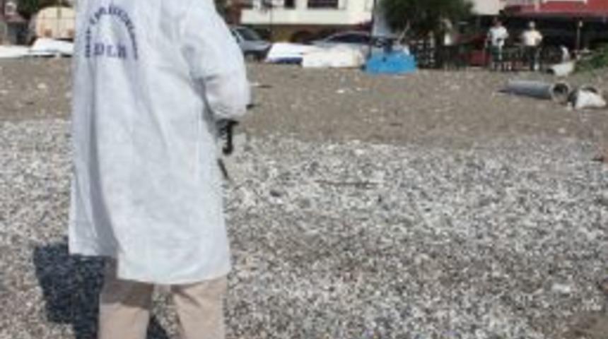 Deniz&rsquo;de bulduğu cisim elinde patladı