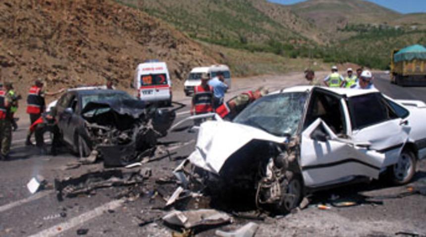 Elazığ&rsquo;da trafik kazası:1 &ouml;l&uuml; 11 yaralı