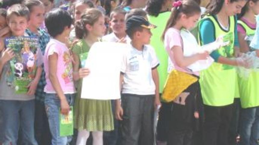 Öğrenciler ilçenin çöpünü topladı