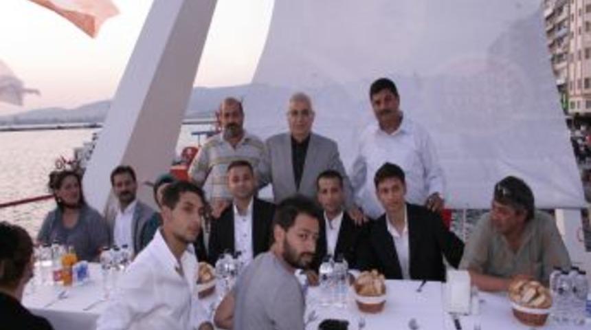 İzmir'de Roman vatandaşlara tekne turu d&uuml;zenlendi