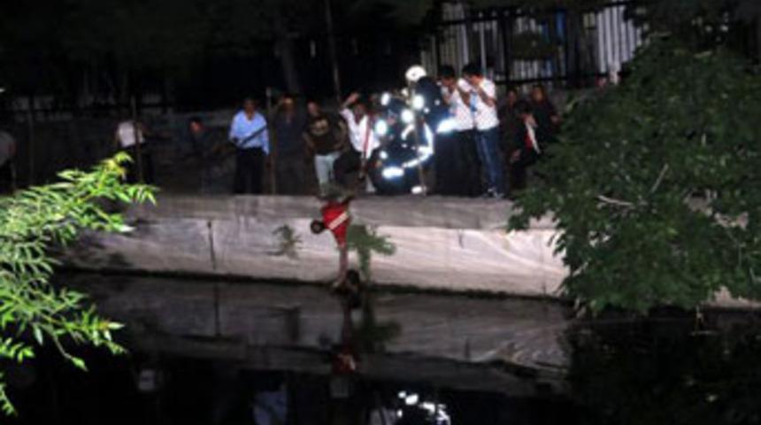 Sevdiği kızı alamayınca dereye atladı