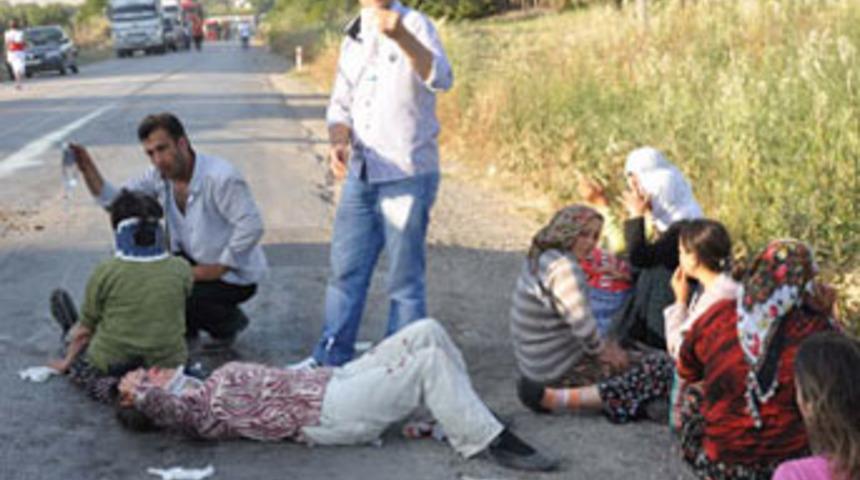 İş&ccedil;i minib&uuml;s&uuml; kamyonla &ccedil;arpıştı; 14 yaralı