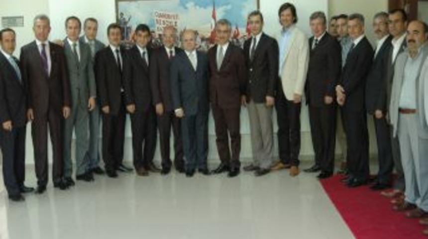 Sesli&rsquo;ye destek i&ccedil;in Uşak&rsquo;a gelen TİM &uuml;yeleri Vali &Ccedil;akacak&rsquo;ı ziyaret etti