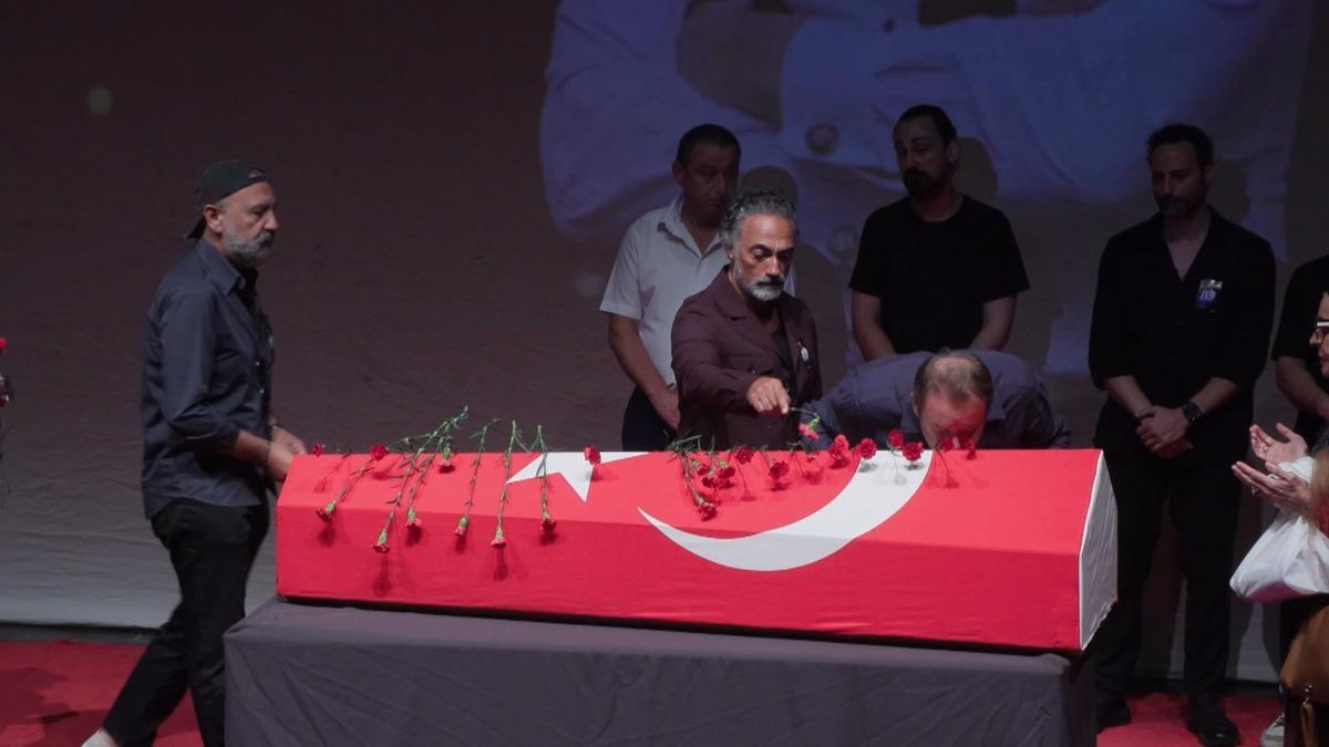 Özge Özder cenazede fotoğraf çekmek istenince sert çıktı 1