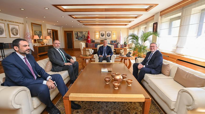 Bakan Ersoy ile Prof. Dr. Erhan Afyoncu&rsquo;dan tarih ve k&uuml;lt&uuml;r buluşması
