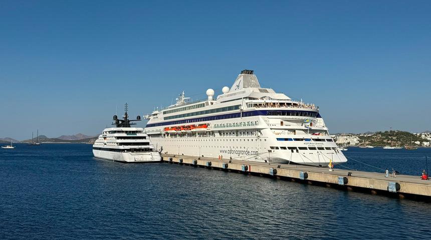 Bodrum&rsquo;u iki yolcu gemisi ziyaret etti