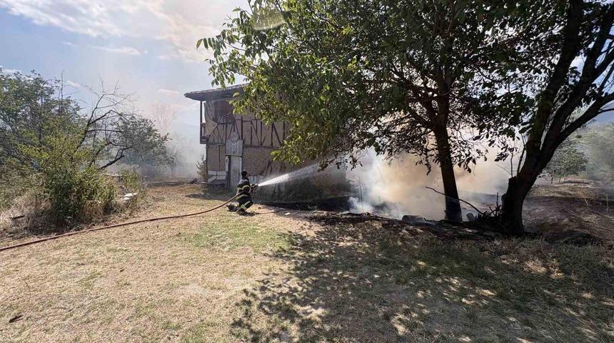 Kastamonu&rsquo;da &ouml;rt&uuml; yangını bağ evlerini k&uuml;le &ccedil;eviriyordu