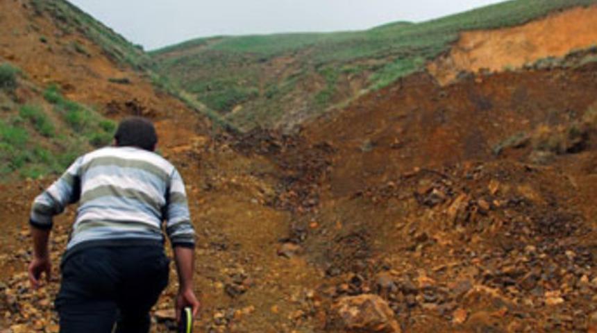 Heyelan k&ouml;yleri susuz bıraktı