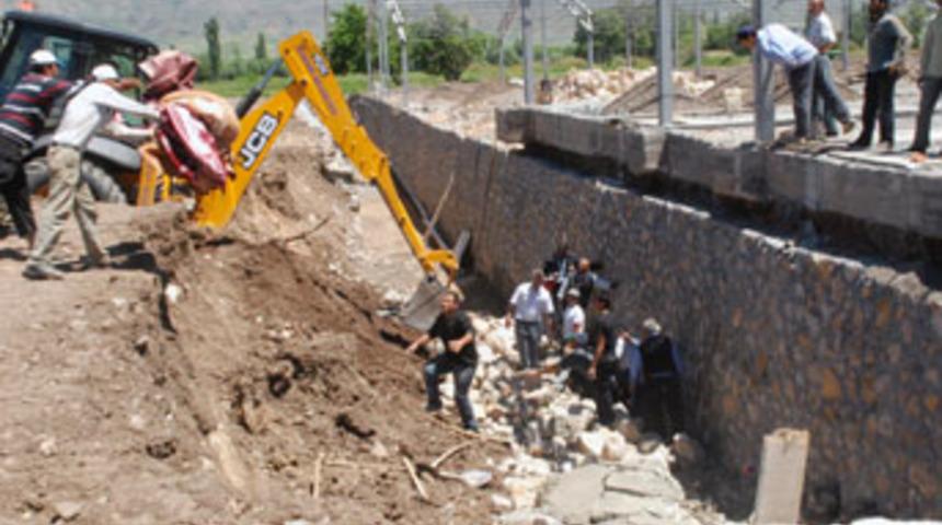 3 kardeş istinat duvarının altında can verdi