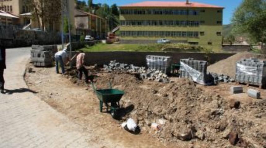 Bitlis Belediyesi'nin kaldırım ve duvar &ccedil;alışmaları devam ediyor